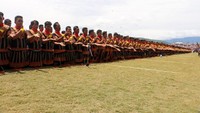 Ribuan warga ikut menyaksikan dari atas tribun stadion. Mereka rela panas-panas untuk melongok anggota keluarga bermain tarian yang sudah diakui Unesco sebagai warisan dunia tak benda (Agus/detikTravel)