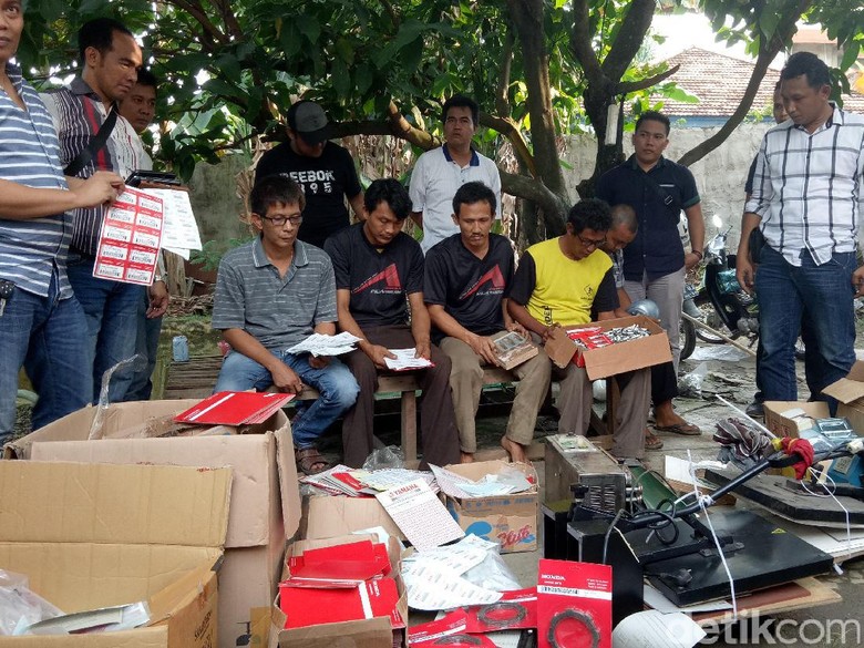 Foto: Polisi Gerebek Rumah Produksi Spare Part Palsu di Palembang (Raja-detikcom) Foto: Polisi Gerebek Rumah Produksi Spare Part Palsu di Palembang (Raja-detikcom)