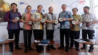 Dibangun dengan total nilai investasi Rp777,25 miliar, yang terdiri dari tanah dan bangunan sebesar Rp744 miliar dan tambahan Rp33,25 miliar dari pembangunan beberapa sales operation, Astra Biz Center BSD yang memiliki luas bangunan 31.753 m2 di atas tanah seluas 62.107 m2 menyediakan berbagai produk dan jasa di bawah naungan Grup Astra, seperti, Toyota, Daihatsu, Isuzu, BMW, Peugeot, dan Honda.
