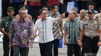 Bupati Tangerang Ahmed Zaki Iskandar dan Presdir Astra International Tbk Prijono Sugiarto meresmikan pusat bisnis Astra Biz Center di kawasan BSD, Tangerang, Senin, (14/8).