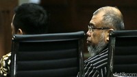 Patrialis (kanan) dituntut hukuman penjara 12,5 tahun ditambah denda Rp 500 juta subsider 6 bulan. Sedangkan Kamaludin (kiri) dituntut hukuman penjara 8 tahun penjara dan denda Rp 250 juta subsider 3 bulan kurungan.