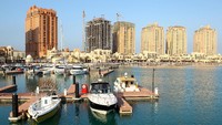 The Pearl-Qatar adalah sebuah pulau buatan yang memiliki luas mencapai 4 juta meter persegi yang berlokasi di Doha, Qatar. Awalnya lahan di pulau ini ditujukan untuk warga negara asing. Namun, sejak pulau ini dibangun tahun 2011, terjadi lonjakan populasi dari 3.000 orang menjadi 12.000 orang pada tahun 2015. Robert Cianflone/Getty Images.
