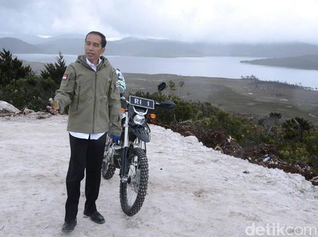 Presiden ke-7 Indonesia, Joko Widodo boleh dibilang paling beda dari yang lain. Apalagi bila membahas soal tren fashion, presiden satu ini selalu sukses jadi ikon mode. Apa yang dipakai Jokowi, biasanya langsung viral dan diserbu kalangan anak muda. Lihat lagi gaya kekinian Jokowi, mulai dari jaket bomber sampai T-shirt We The Fest.