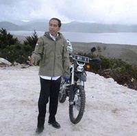 Presiden ke-7 Indonesia, Joko Widodo boleh dibilang paling beda dari yang lain. Apalagi bila membahas soal tren fashion, presiden satu ini selalu sukses jadi ikon mode. Apa yang dipakai Jokowi, biasanya langsung viral dan diserbu kalangan anak muda. Lihat lagi gaya kekinian Jokowi, mulai dari jaket bomber sampai T-shirt We The Fest.