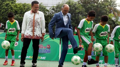 Menpora Imam Nahrawi Lepas 10 Pemain Muda ke Barcelona