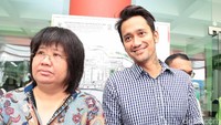 Tora Sudiro tersenyum lebar usai keluar dari RSKO, tempatnya direhabilitasi karena ketergantungan dumolid yang termasuk psikotropika golongan IV. Foto: Ismail
