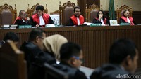 Hakim menyimak dakwaan yang dibacakan jaksa.