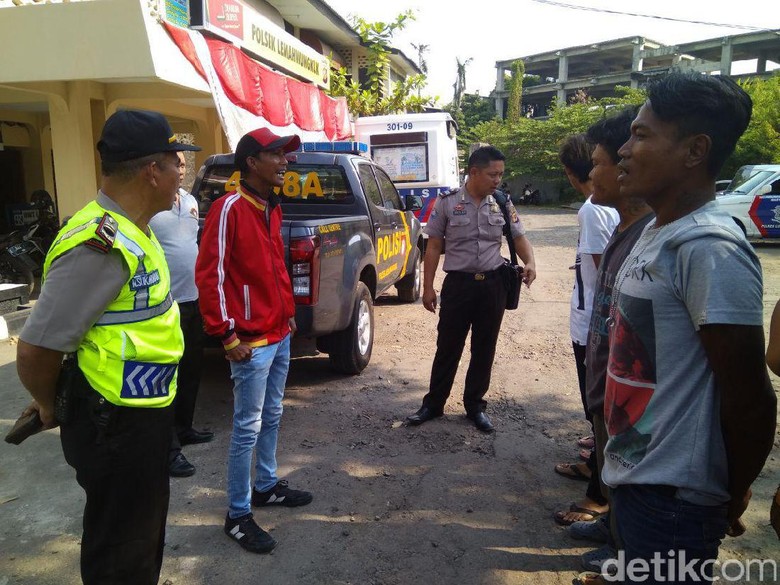 Polisi di Cirebon Hukum Preman Bernyanyi Lagu Nasional