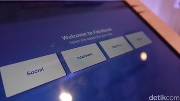 Sebelum masuk, tamu yang akan berkunjung harus mengisi registrasi di perangkat tablet. (Foto: detikINET/Agus Tri Haryanto)
