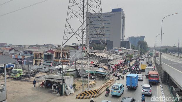 Agustinus memanjat tiang SUTET di Tangjung Priok.
