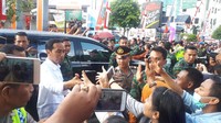 Warga Jember tak lepas dari gadget mereka. Mengabadikan momen dapat melihat Presiden RI dari dekat (Afif Farhan/detikTravel)