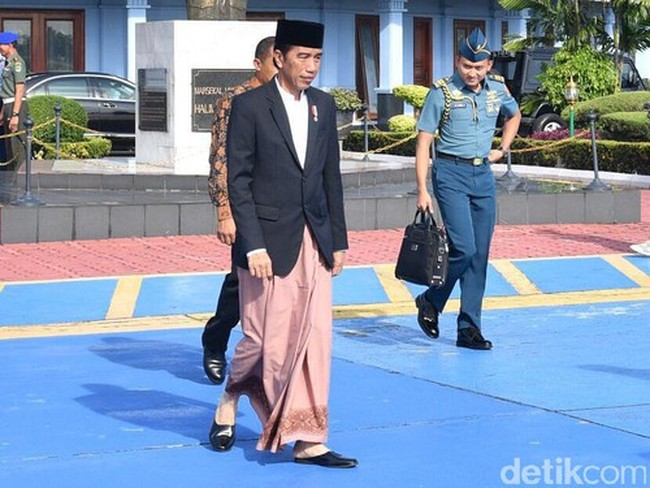 Hadiri peringatan Maulid Nabi di Pekalongan pada Januari lalu, Jokowi memilih padanan blazer, sarung dan selop. Kebetulan, di dunia mode sepatu selop atau yang dalam bahasan fashion globalnya dikenal sebagai mule ini juga tengah menjadi tren di antara selebriti dan desainer dunia, mulai dari Gucci sampai Stuart Weitzman.  