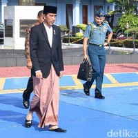 Hadiri peringatan Maulid Nabi di Pekalongan pada Januari lalu, Jokowi memilih padanan blazer, sarung dan selop. Kebetulan, di dunia mode sepatu selop atau yang dalam bahasan fashion globalnya dikenal sebagai mule ini juga tengah menjadi tren di antara selebriti dan desainer dunia, mulai dari Gucci sampai Stuart Weitzman.  