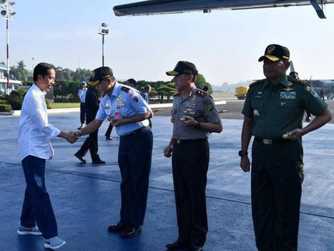 Sebelumnya Jokowi juga pernah tampil kekinian dengan sneakers. Saat itu ia memakai Nike LunarEpic Low Flyknit 2.