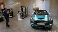 Namun tetap saja pesona Mini mampu membuat pengunjung berebut untuk melihat dari dekat mobil unik asal Inggris tersebut.