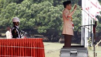 Jokowi memberikan penghormatan saat menjadi inspektur upacara pembukaan Raimuna Nasional XI.