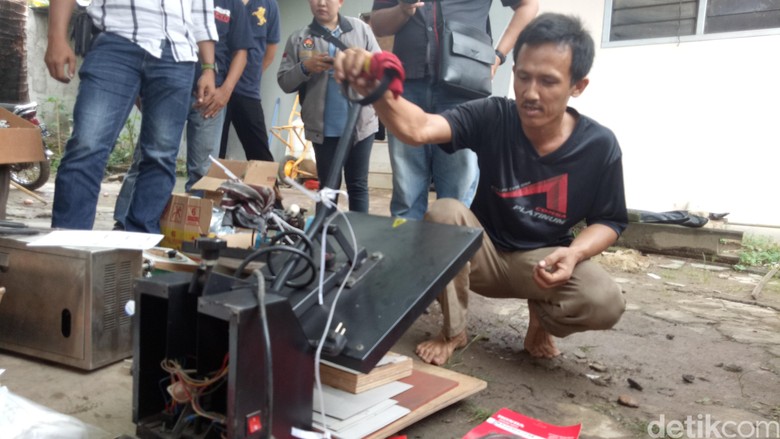 Foto: Polisi Gerebek Rumah Produksi Spare Part Palsu di Palembang (Raja-detikcom) Foto: Polisi Gerebek Rumah Produksi Spare Part Palsu di Palembang (Raja-detikcom)