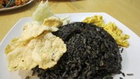  Mau yang padat mengenyangkan? Ada nasi goreng hitam berbahan tinta cumi. Banyak restoran yang menyajikan menu ini. Salah satunya Thole Kitchen di Panglima Polim. Foto: dok.detikFood/Istimewa