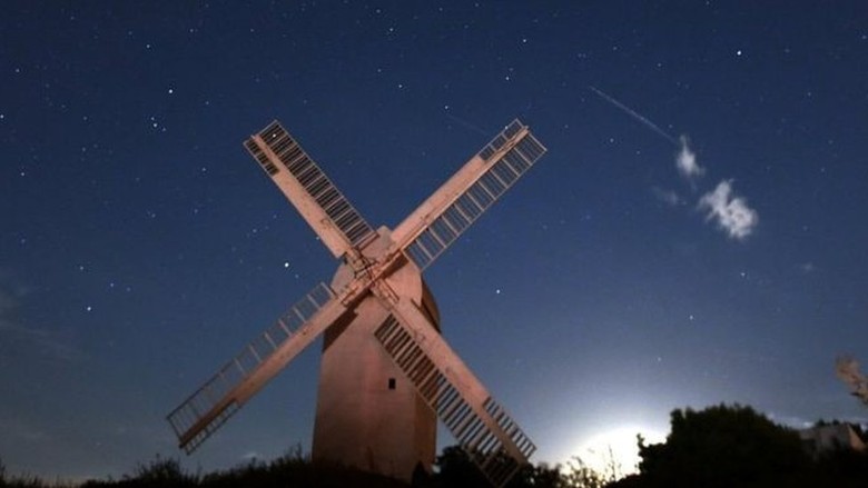 Hujan Meteor Perseid Yang Menakjubkan Terjadi di Inggris Hujan Meteor Perseid Yang Menakjubkan Terjadi di Inggris