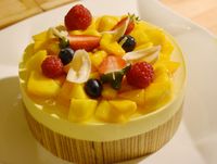 Mango mousse dengan paduan lapis legit.