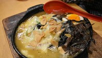 Bukan cuma mi, ada juga ramen hitam buatan Ichiro Ramen Market di AEON MAll yang sedap. Ramen hitam ini diber lelehan keju raclette. Foto: dok.detikFood/Istimewa