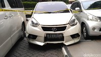 Mobil Daihatsu Sirion putih dengan nopol B 288 UAN, pelat nomornya dimodifikasi seperti ini.