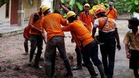 Petugas PLN memasang tiang listrik di Pulau Nangka. Sebelumnya, warga masih menggunakan genset untuk memenuhi kebutuhan listrik. Bagi warga yang tidak mempunyai genset, mereka menyalurkan kabel ke warga lain yang telah memiliki genset. Biaya yang dikeluarkan pun tidak sedikit rata-rata Rp 600 ribu- Rp 800 ribu setiap bulan, itu pun hanya menyala selama lima jam dari pukul 18.00 – 23.00 WIB. (PLN).