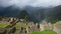 Foto: Kemudian sampailah kita di Cusco, rute terakhir kereta. Cosco merupakan gerbang menuju Machu Picchu, bangunan bersejarah berupa benteng Inca yang dibangun pada abad ke-15 beserta lembah suci. Dari bangunan Inca yang bertingkat-tingkat kita dapat melihat sisi gunung, runtuhan kuil di dalam hutan, serta pantulan cahaya yang membentuk pelangi (Matt Crossick/Belmond/CNN)