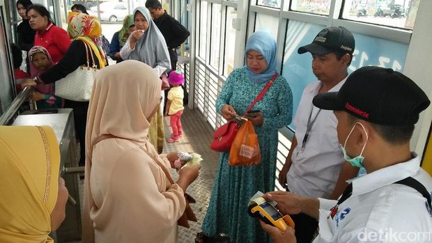 Penasaran Naik TransJ Koridor 13, Ibu-Ibu Serbu Halte Puri Beta