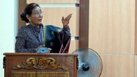 Salah satu kegiatan Susi di Lombok adalah menghadiri diskusi Forum Rektor di Kantor Bupati Sumbawa. (Susi Pudjiastuti/Instagram).