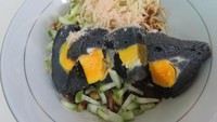 Pempek turut diberi sentuhan hitam legam. Pempek Shinta membuat pempek kapal selam dengan penggunaan charcoal. Foto: dok.detikFood/Istimewa