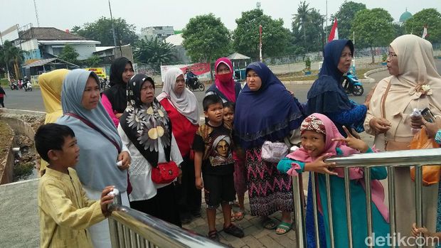 Penasaran Naik TransJ Koridor 13, Ibu-Ibu Serbu Halte Puri Beta