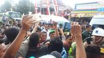 Foto: Perjuangan Menyentuh Tangan Jokowi