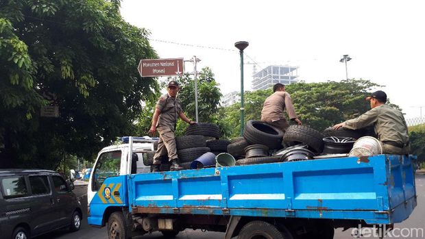 Penjual Ban di Trotoar Cideng Dirazia Satpol PP, Dagangan Disita