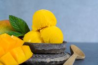 Gelato mangga yang lembut manis.
