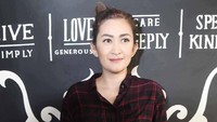 Lagi-lagi, Nafa Urbach enggan ambil pusing dan memilih untuk tetap menebar senyum. Foto: Noel/detikHOT