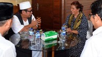 Susi juga menyempatkan diri bertemu dengan Bupati Lombok Tengah, Moh Suhaili Fadhli Thohir. (Susi Pudjiastuti/Instagram).