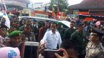 Foto: Perjuangan Menyentuh Tangan Jokowi