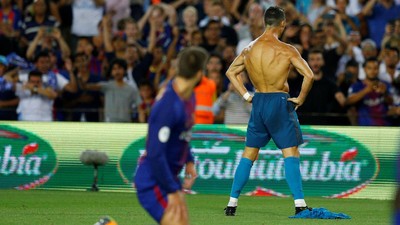 Foto: Cristiano Ronaldo Pamer Tubuh Kekar di Camp Nou