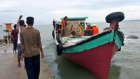 Pulau Nangka berada di Selat Bangka, dan untuk sampai ke sana petugas bersama dengan warga harus bergotong royong mengangkut material baik mesin maupun tiang listrik menggunakan kapal nelayan. (PLN).
