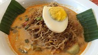 Kalau di Medan, lontong sayur disiram sayur gurih berisi udang dengan bumbu tauco yang gurih sedap. Ditambah telur balado atau rendang makin nendang rasanya! Foto: dok.detikFood/Istimewa