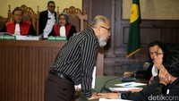 Patrialis berdiskusi dengan kuasa hukumnya.