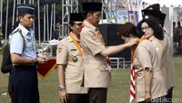 Jokowi memberikan penghargaan.