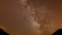 Hujan meteor Perseid di atas Salime Reservoir, dekat Grandas de Salime, Spanyol (REUTERS/Paul Hanna)