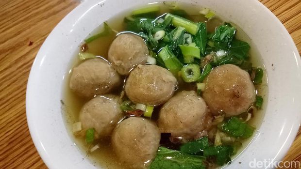 Bakso kenyal gurih dengan kuah hangat.