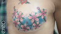 Tato dengan motif bunga jadi pilihan populer di antara para penyintas. (Foto: Instagram/cynereo)