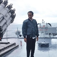 Siluet bulky dari jaket bomber rasanya sangat cocok dengan gaya sang presiden. Jaket bomber lainnya ia pakai untuk mencoba kapal KRI Imam Bonjol 383. Jaket bomber kali ini tampil dengan gaya lebih klasik dan terlihat tebal, lengkap dengan kantung klep, juga aksen resleting di bagian lengan kiri.  