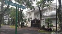 Rumah pasangan suami istri bos First Travel berada di kawasan Sentul, Bogor, Jawa Barat. Setiap sudut rumah itu menampilkan kemewahan seperti gaya glamor yang ditampilkan oleh pemiliknya.  