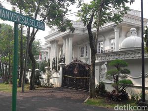 Tampak Sepi, Rumah Mewah Bos First Travel Dipasangi Garis Polisi