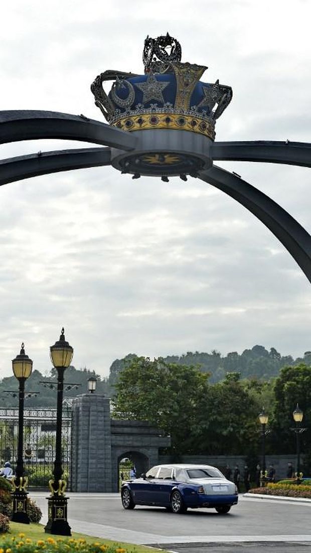 Rolls-Royce milik Sultan Johor tiba di Istana Bukit Serene